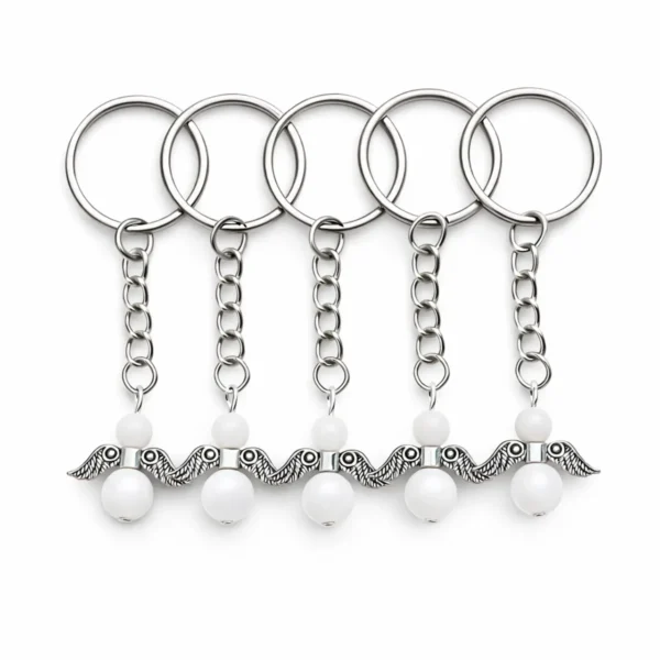 angyalka kulcstartó fehér jade gyöngyökkel és angyalszárny díszítéssel