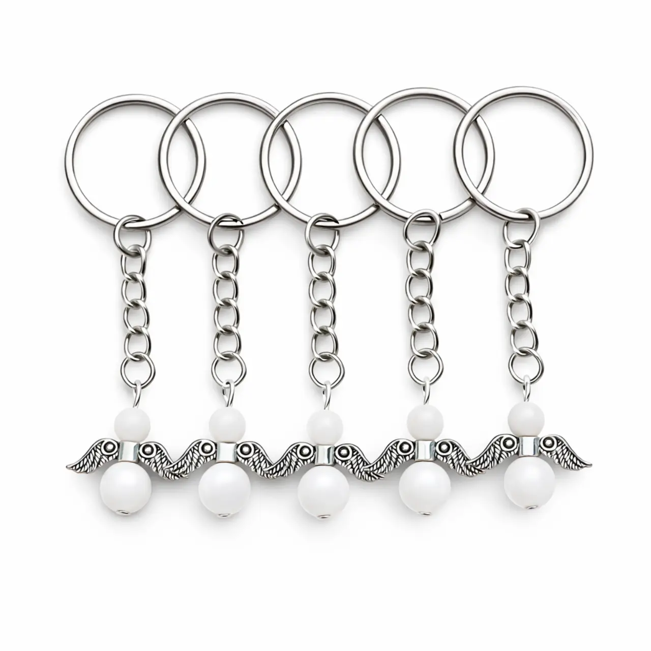 angyalka kulcstartó fehér jade gyöngyökkel és angyalszárny díszítéssel