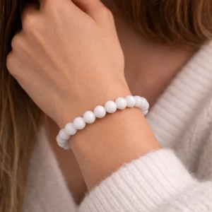 Fehér jade gyöngy karkötő csuklón viselve, letisztult női Mirana ékszer természetes stílusban