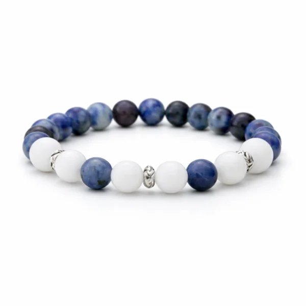 Vérnyomás ásvány karkötő fehér jáde és szodalit gyöngyökkel, ezüst díszítőkkel