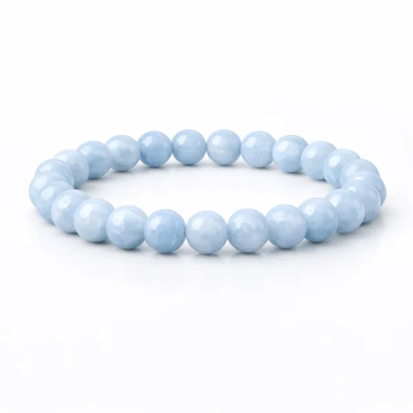 Világoskék akvamarin ásvány karkötő fényes kerek gyöngyökkel fehér háttéren