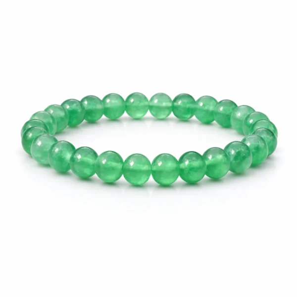 Zöld aventurin ásvány karkötő fényes áttetsző kerek gyöngyökkel fehér háttéren