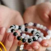Melyik kézen hordjuk az ásvány karkötőt – és miért?