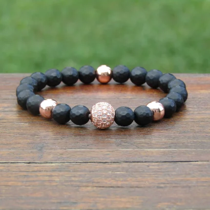Fazettált matt fekete ónix és roségold hematit ásvány karkötő elegáns díszítő gyönggyel