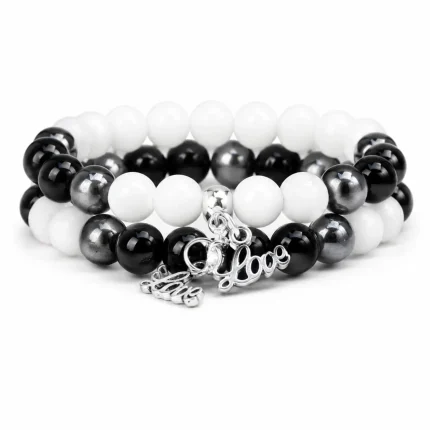 Love medálos páros ásvány karkötő fehér háttéren jade, hematit és ónix ásványokból, Love feliratú medállal.