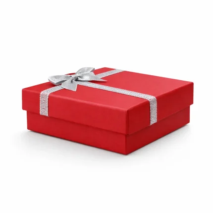 piros masnis ajándékdoboz ezüst szalaggal elegáns díszdoboz