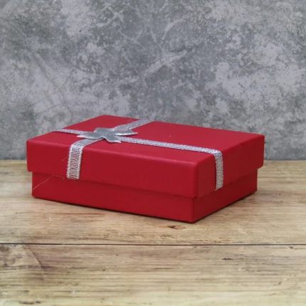 piros masnis ajándékdoboz ezüst szalaggal elegáns díszdoboz