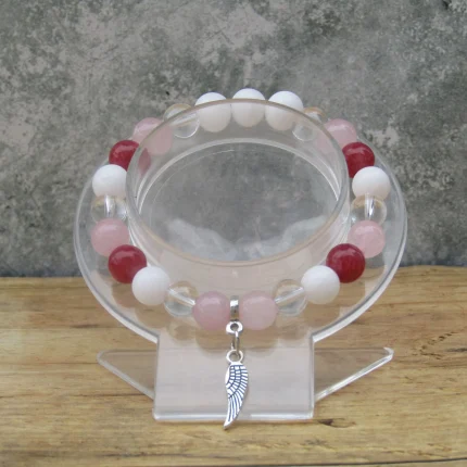 Védelmező angyal pink ásvány karkötő jade, rózsakvarc és hegyikristály gyöngyökkel állványon