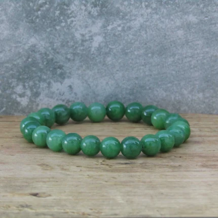 Zöld jade ásvány karkötő természetes zöld jade gyöngyökkel fa felületen