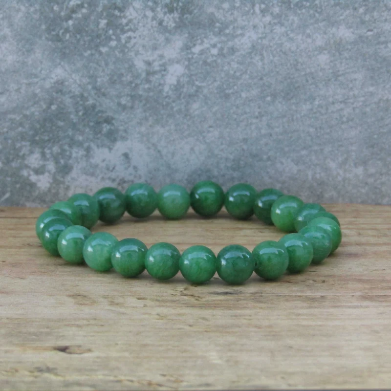 Zöld jade ásvány karkötő természetes zöld jade gyöngyökkel fa felületen